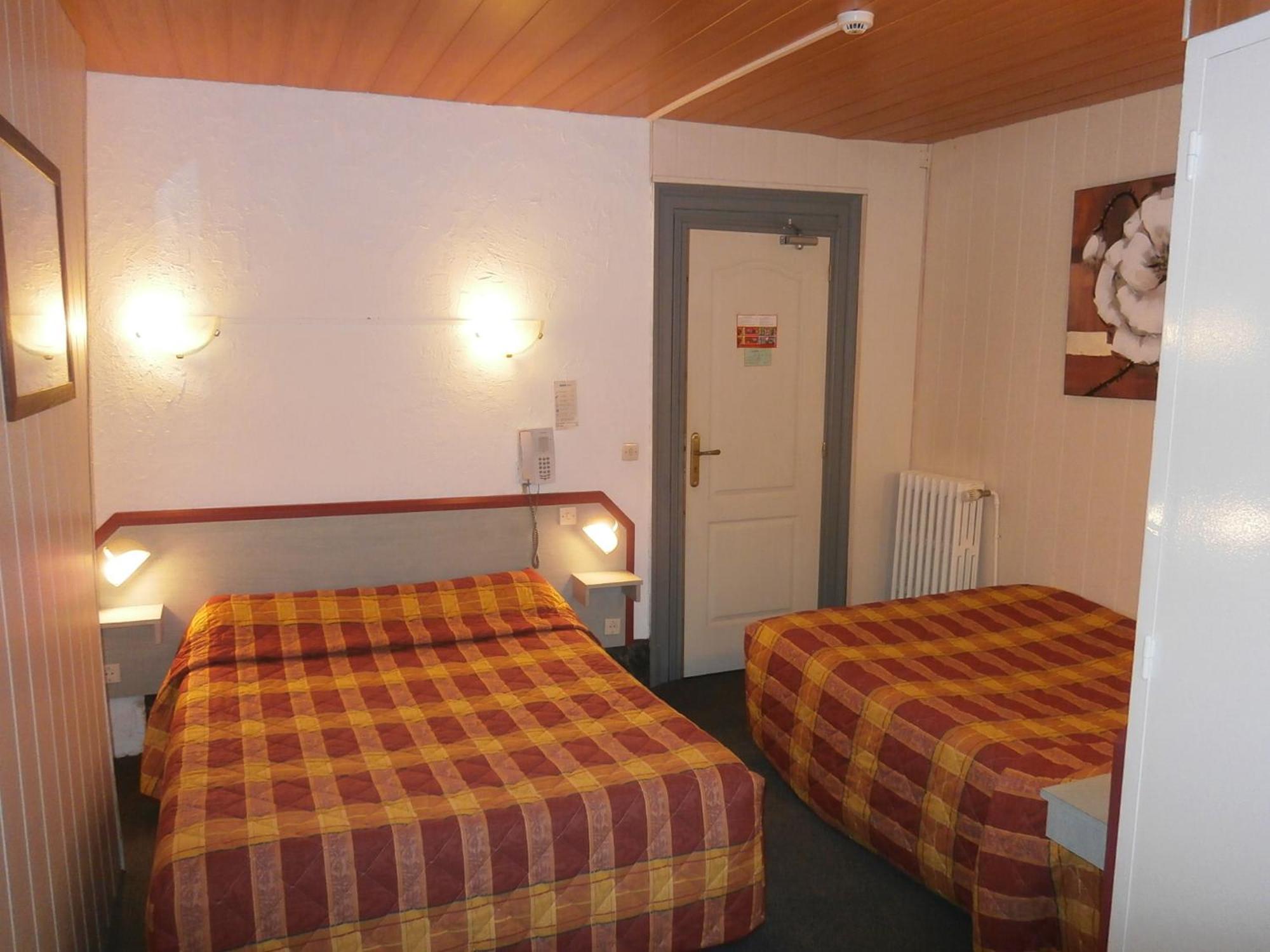 Triple Room with 1 Double Bed and 1 Single Bed,689404689:JPEG